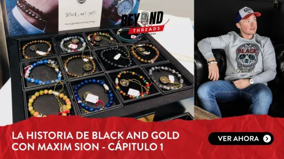 A display case with colorful beaded bracelets on the left; a man in a gray sweatshirt and cap sitting on a couch on the right. Text in Spanish appears at the bottom.