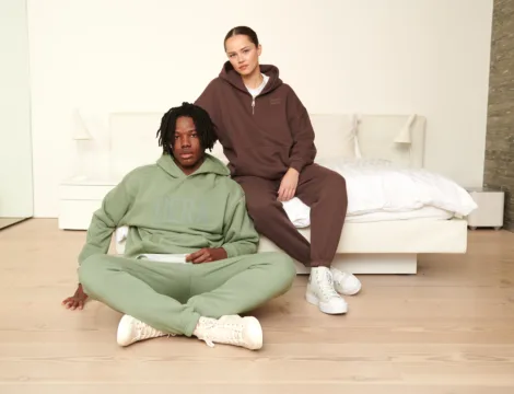 Man en women posing in Hera clothing